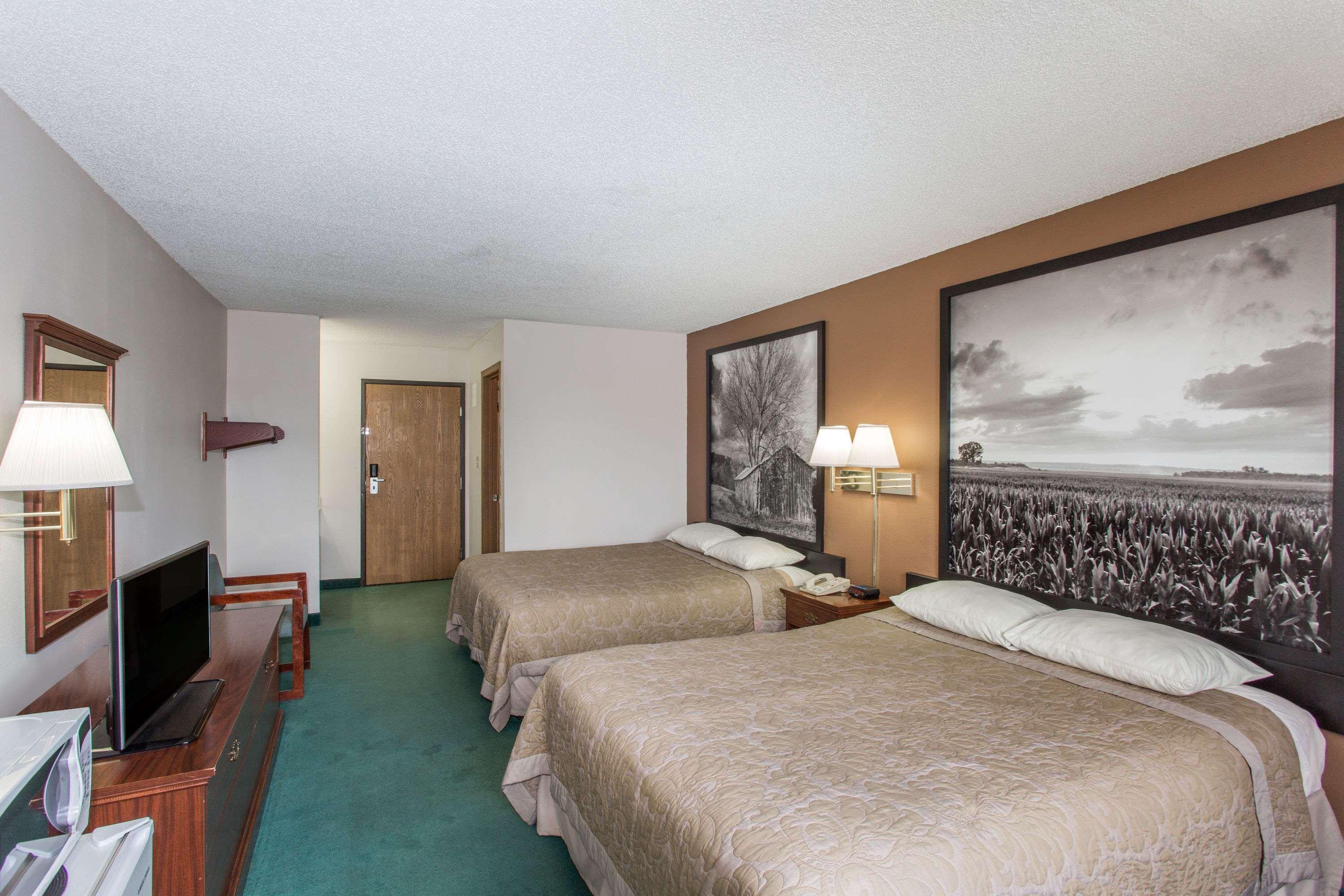 Super 8 By Wyndham Richmond Hotel Exterior foto